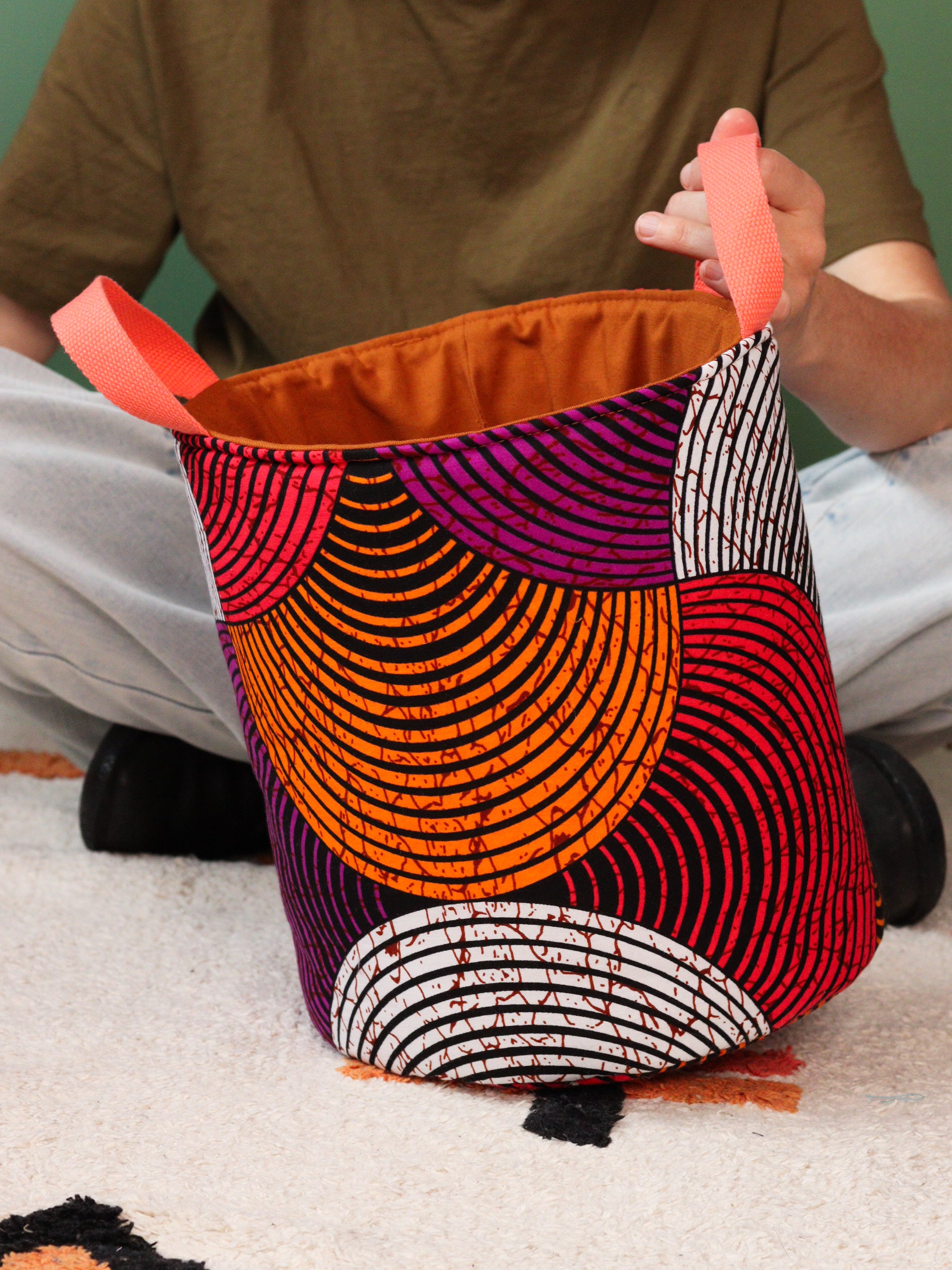 Détail anses coton tissé grand panier wax Ondes orangées L fait main, porté main