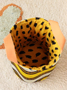 Détail motif intérieur panier déco en wax africain Savane jaune noir, panier S cousu main Bretagne