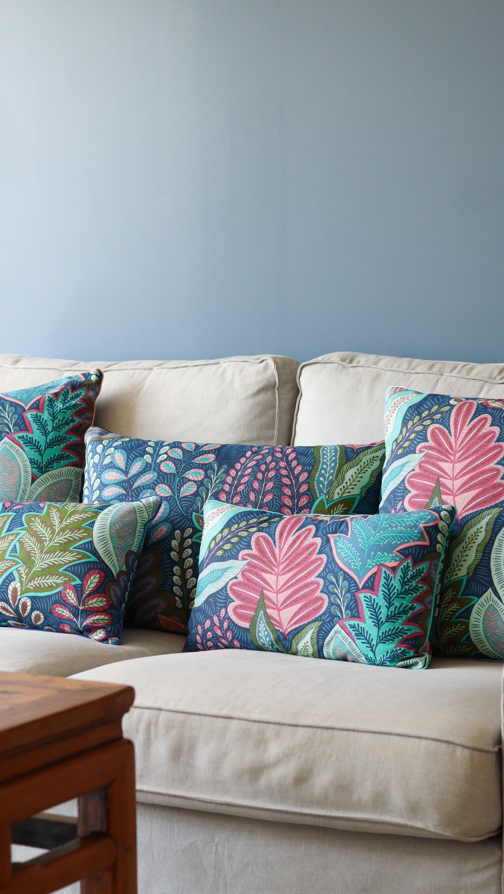 coussins bleus, rose, vert, motif végétal 