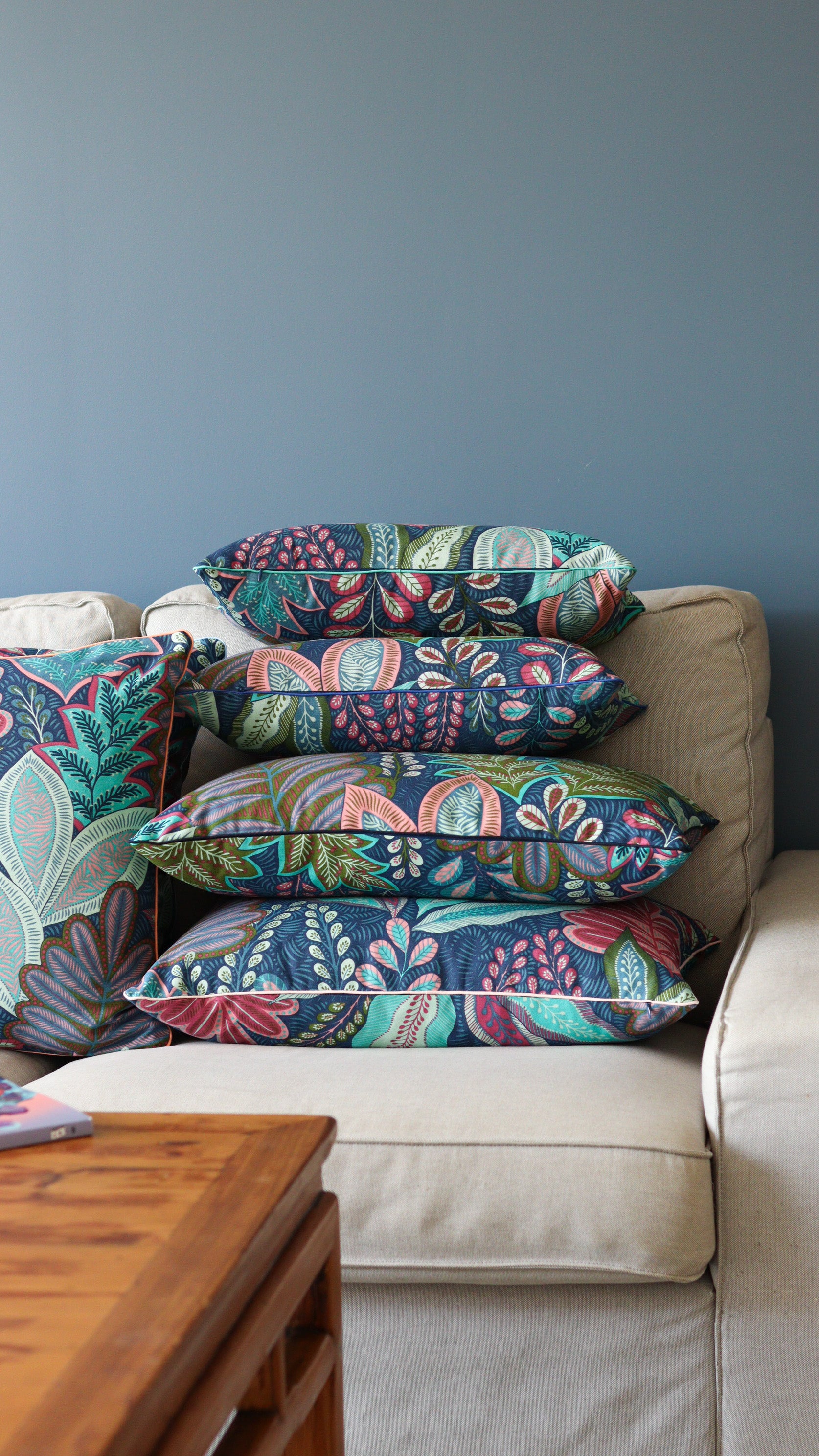 installation coussins personnalisés bleu canapé gris