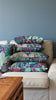 installation coussins personnalisés bleu canapé gris