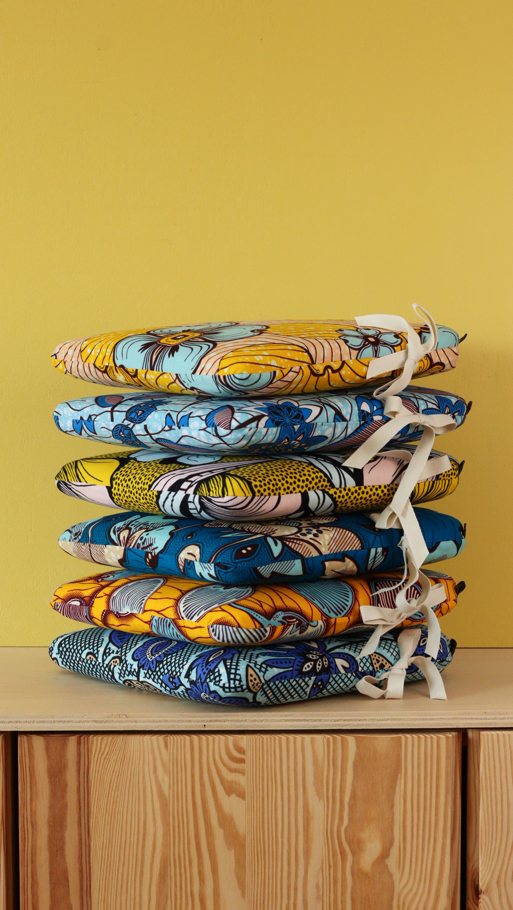 galettes de chaises tolix A en tissu jaune et bleu