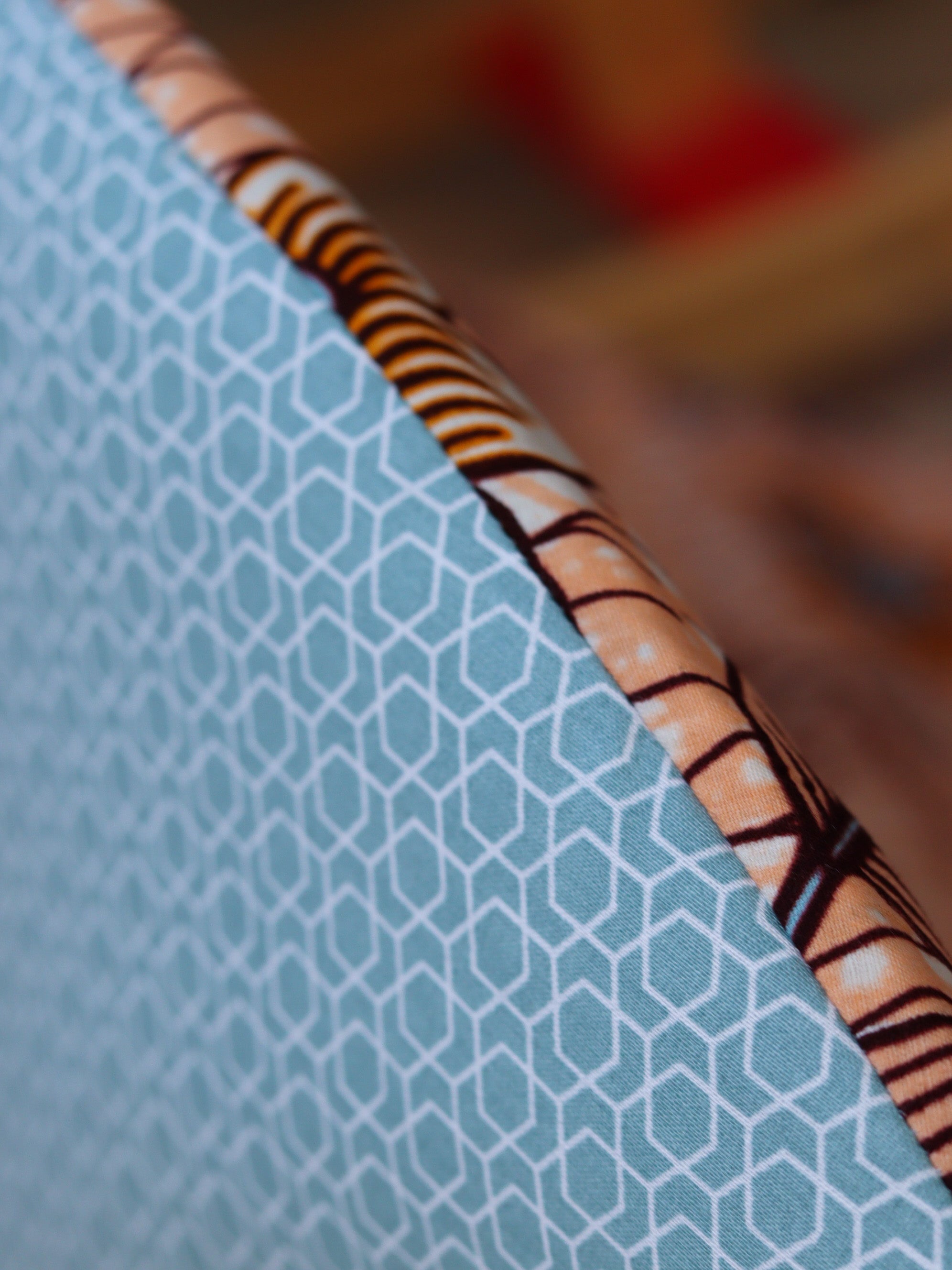 détail tapis d'éveil bébé personnalisé tissu coloré, cadeau de naissance made in france