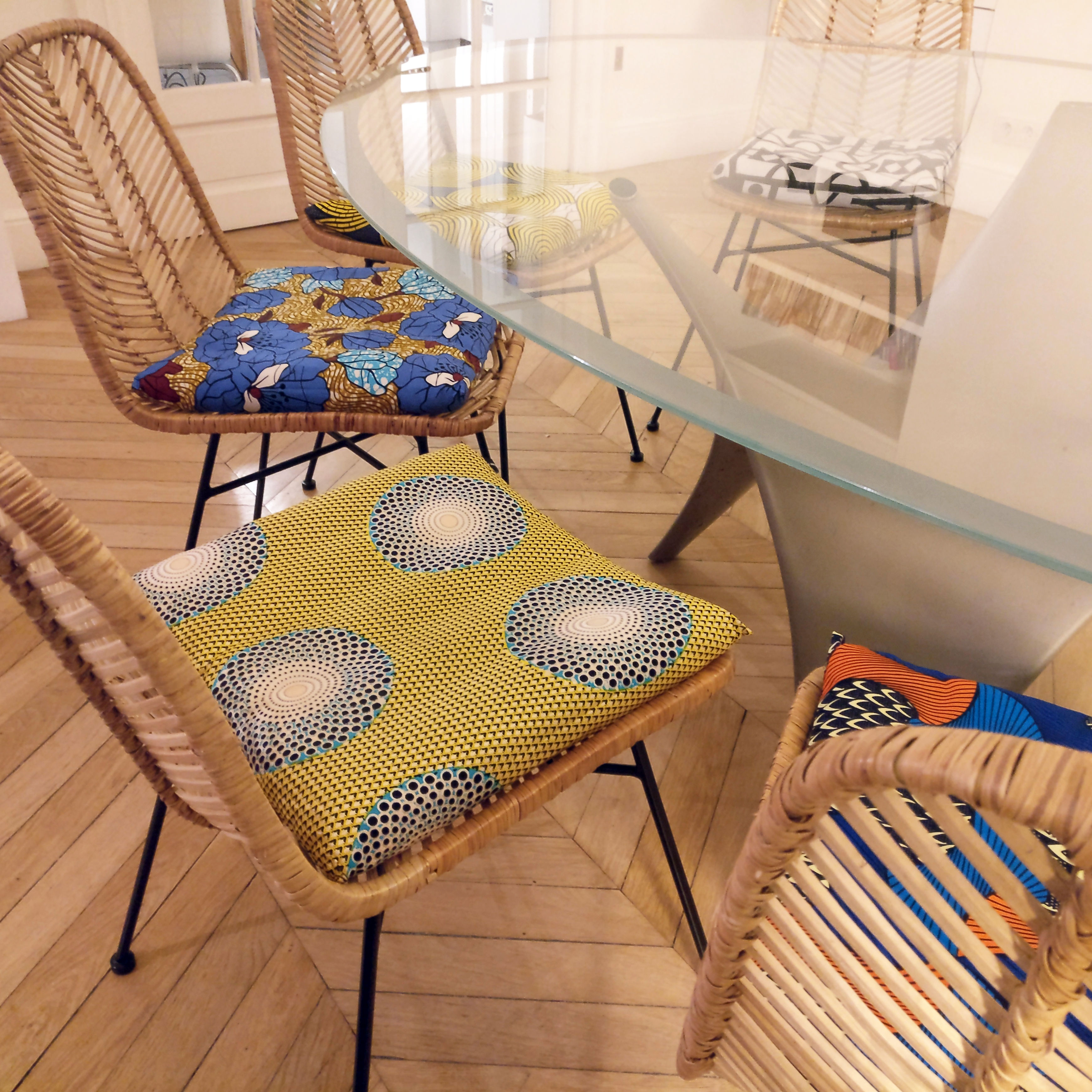Galettes de chaises en wax sur-mesure / L'appartement parisien de