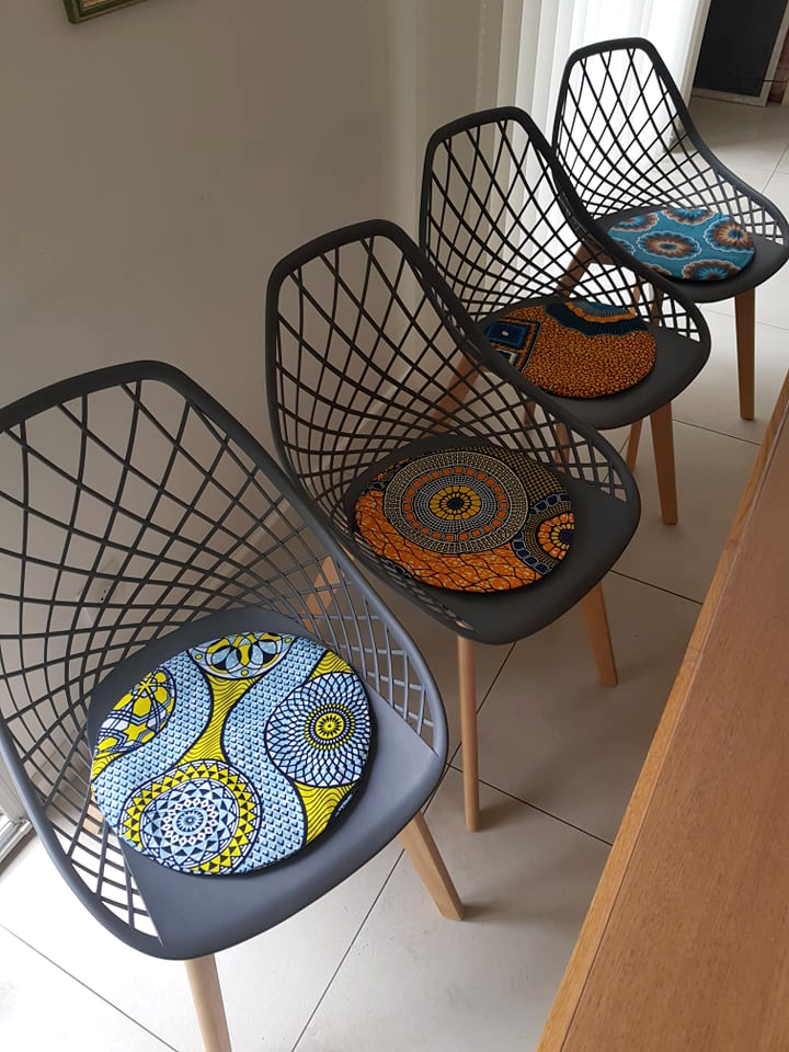 Housses de coussins de galettes de chaises rondes sur-mesure en wax / Bleu & jaune pour Naoel